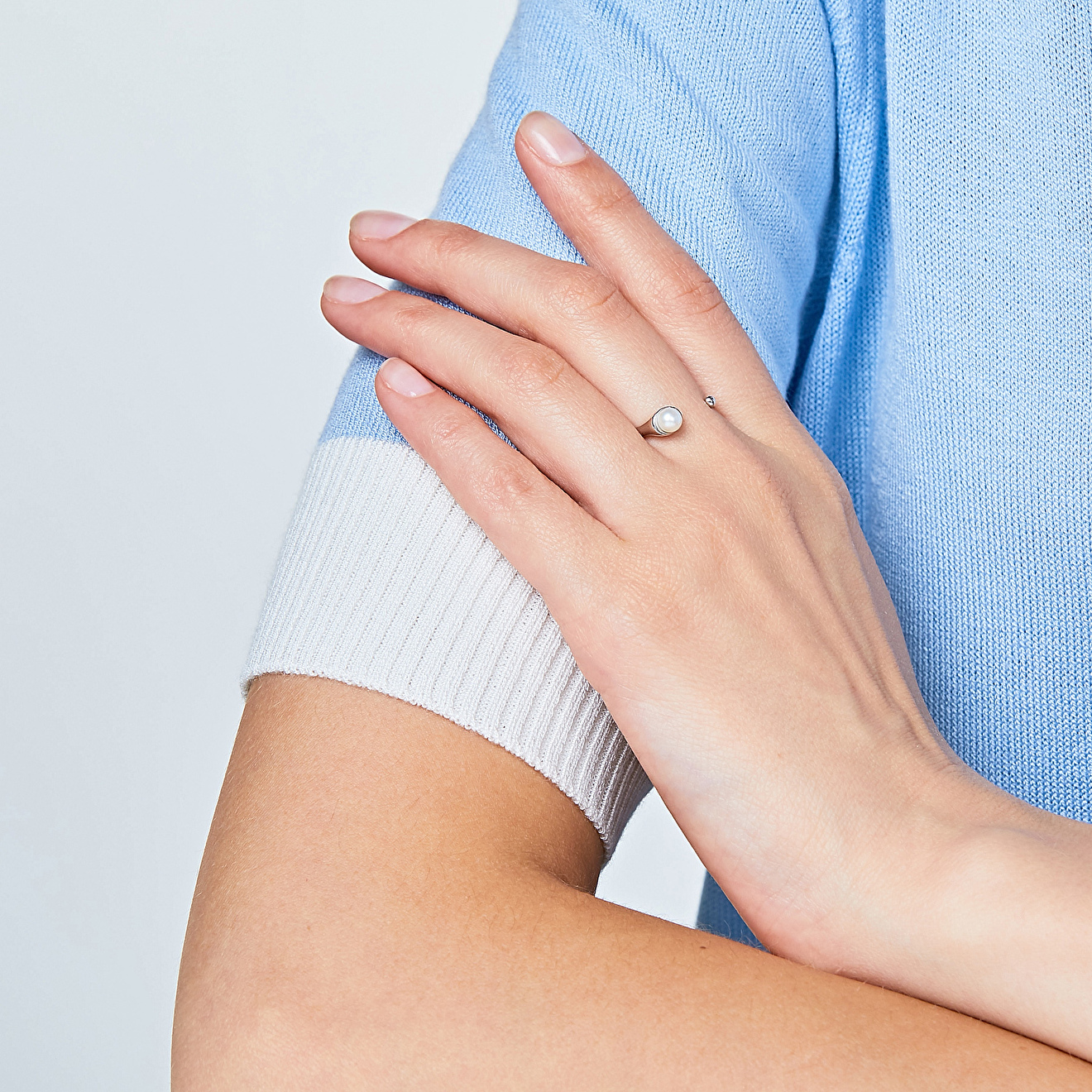 Silver open ring with white pearls