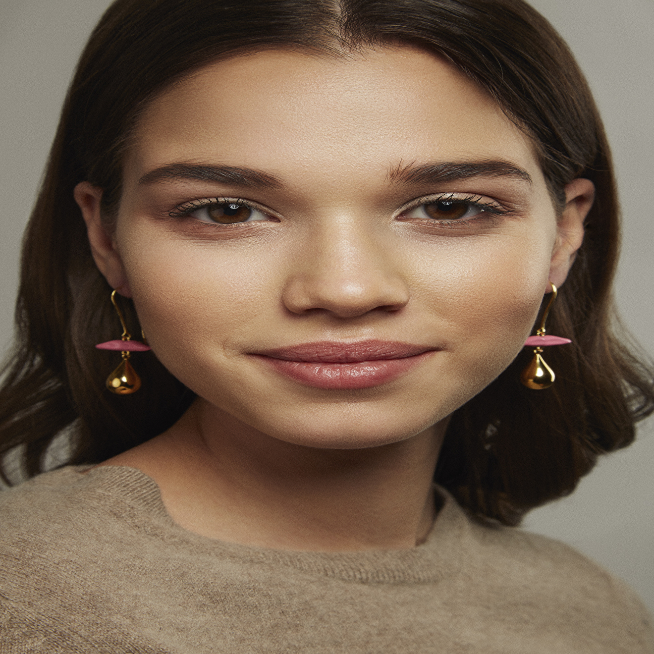 Gold-plated earrings with drop pendants and pink lips