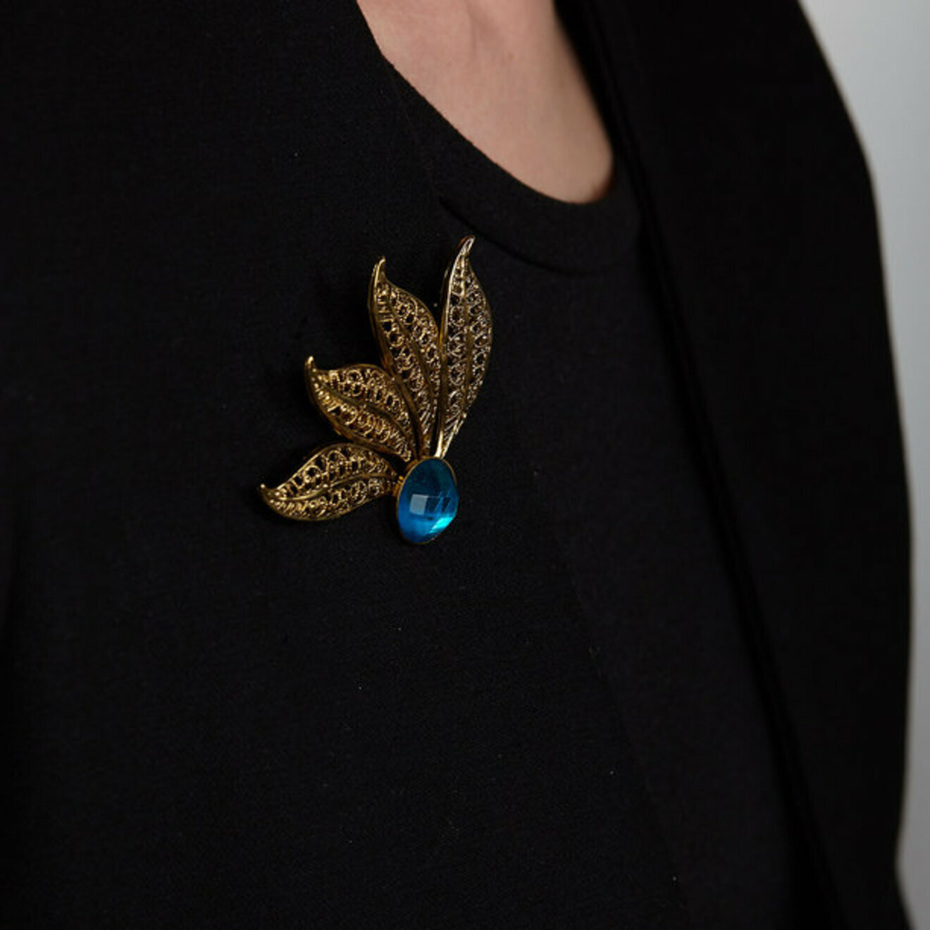 Gilded brooch with SAPPHIRE petals