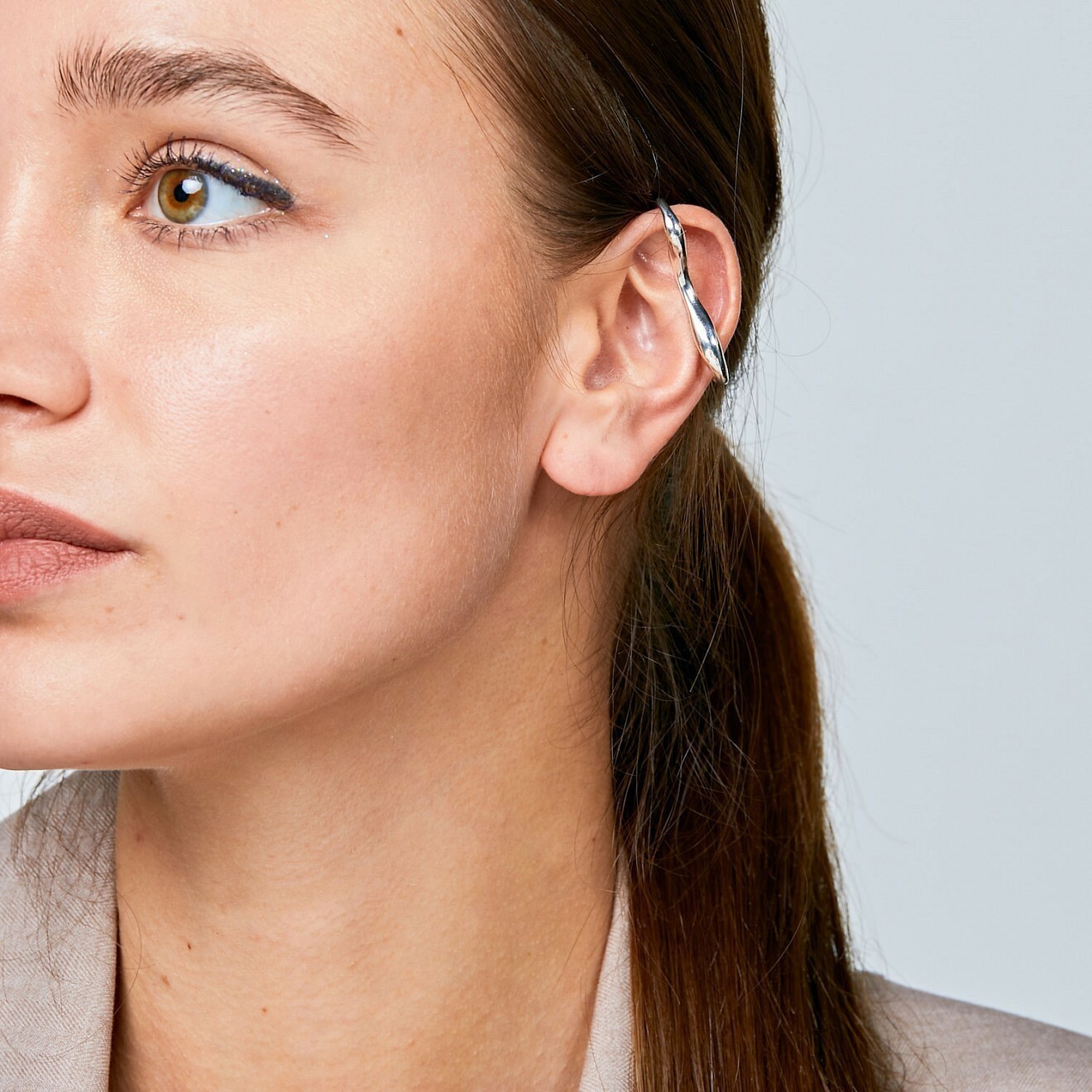 Silver cuff on the left ear Vero