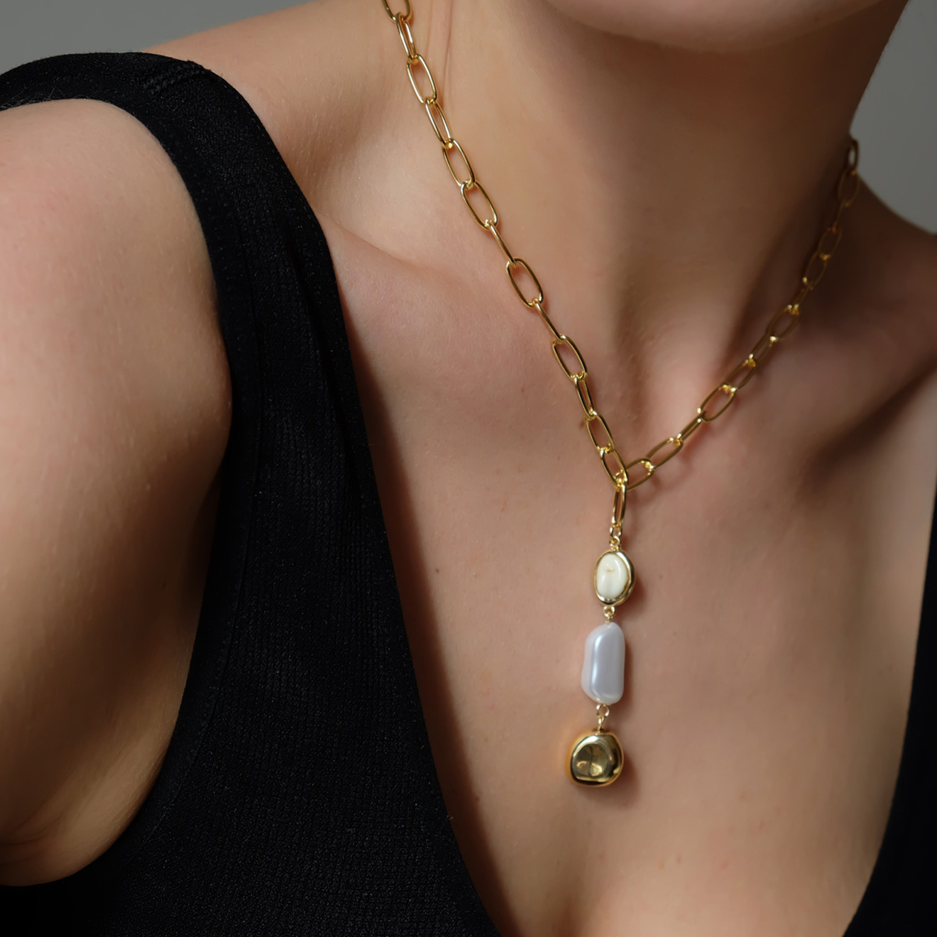 chain necklace with pearls and beige insert