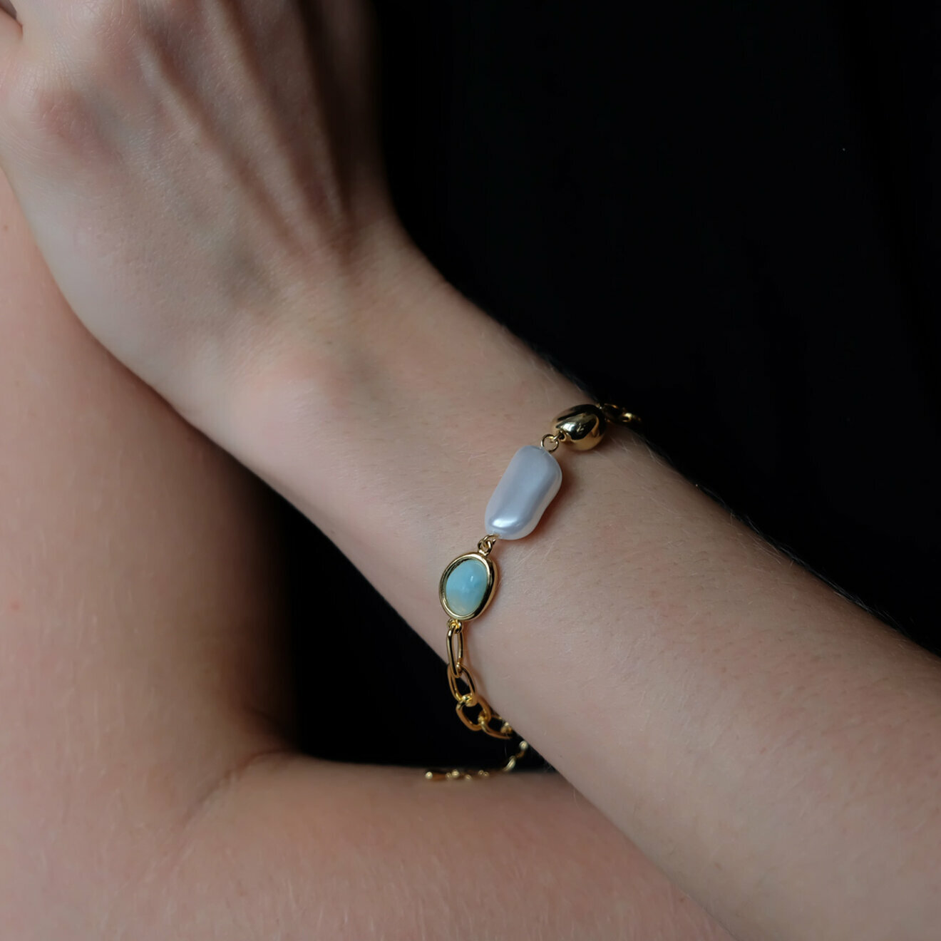 chain bracelet with pearls and blue insert