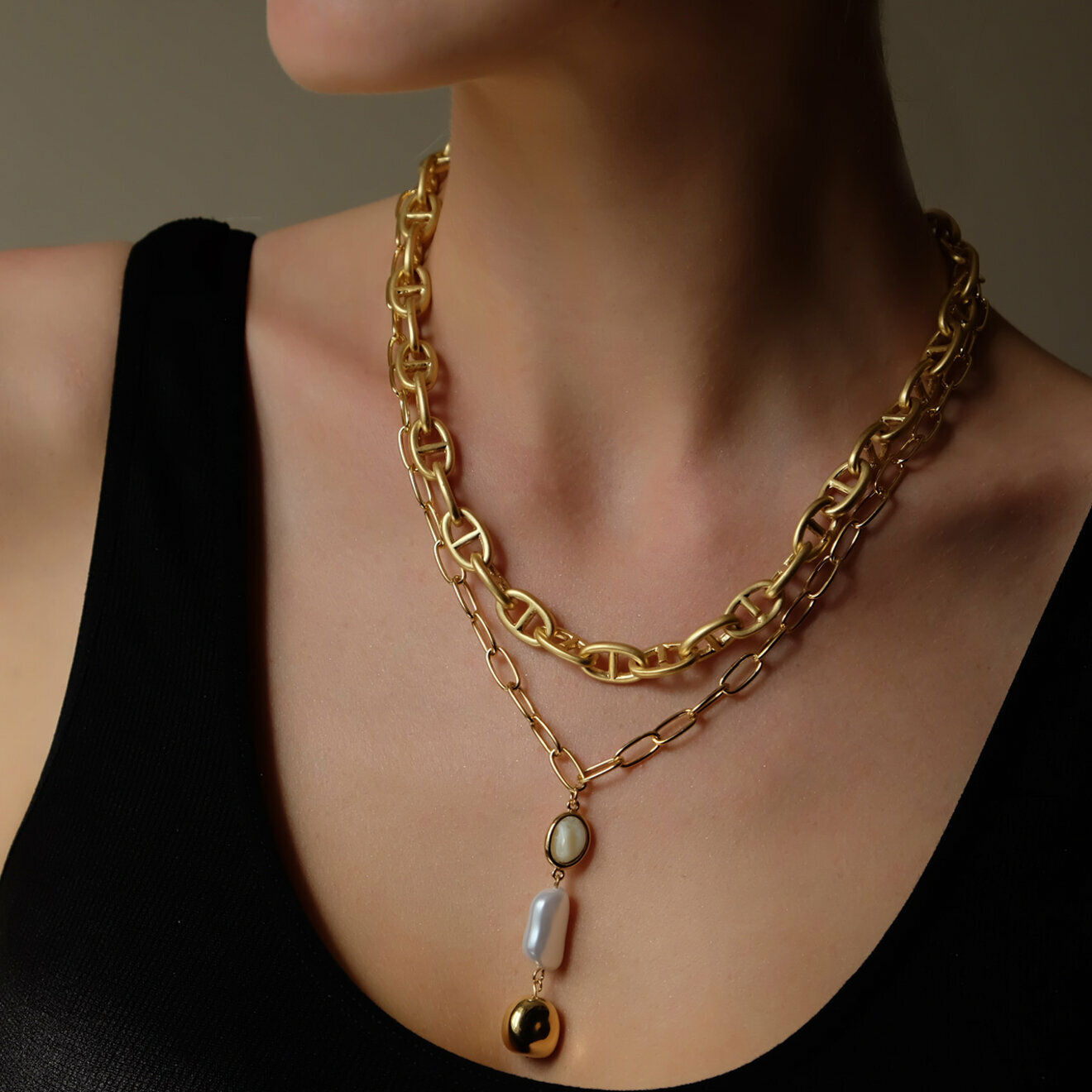chain necklace with pearls and beige insert