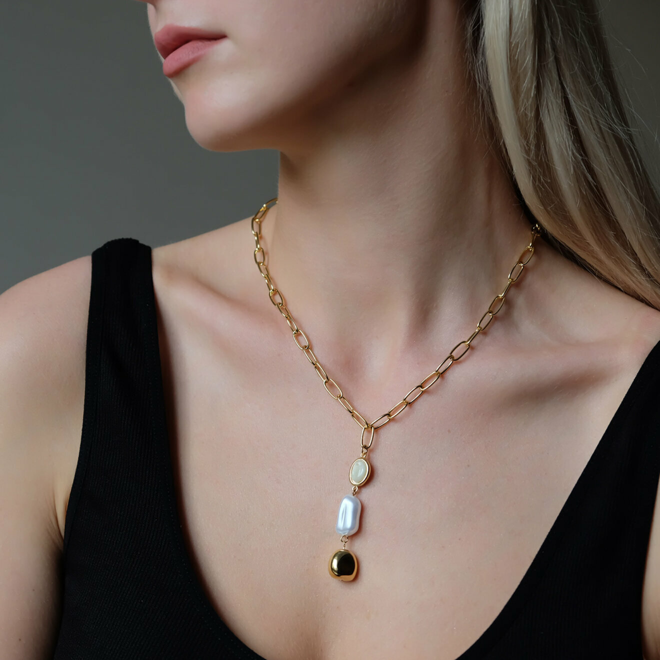 chain necklace with pearls and beige insert