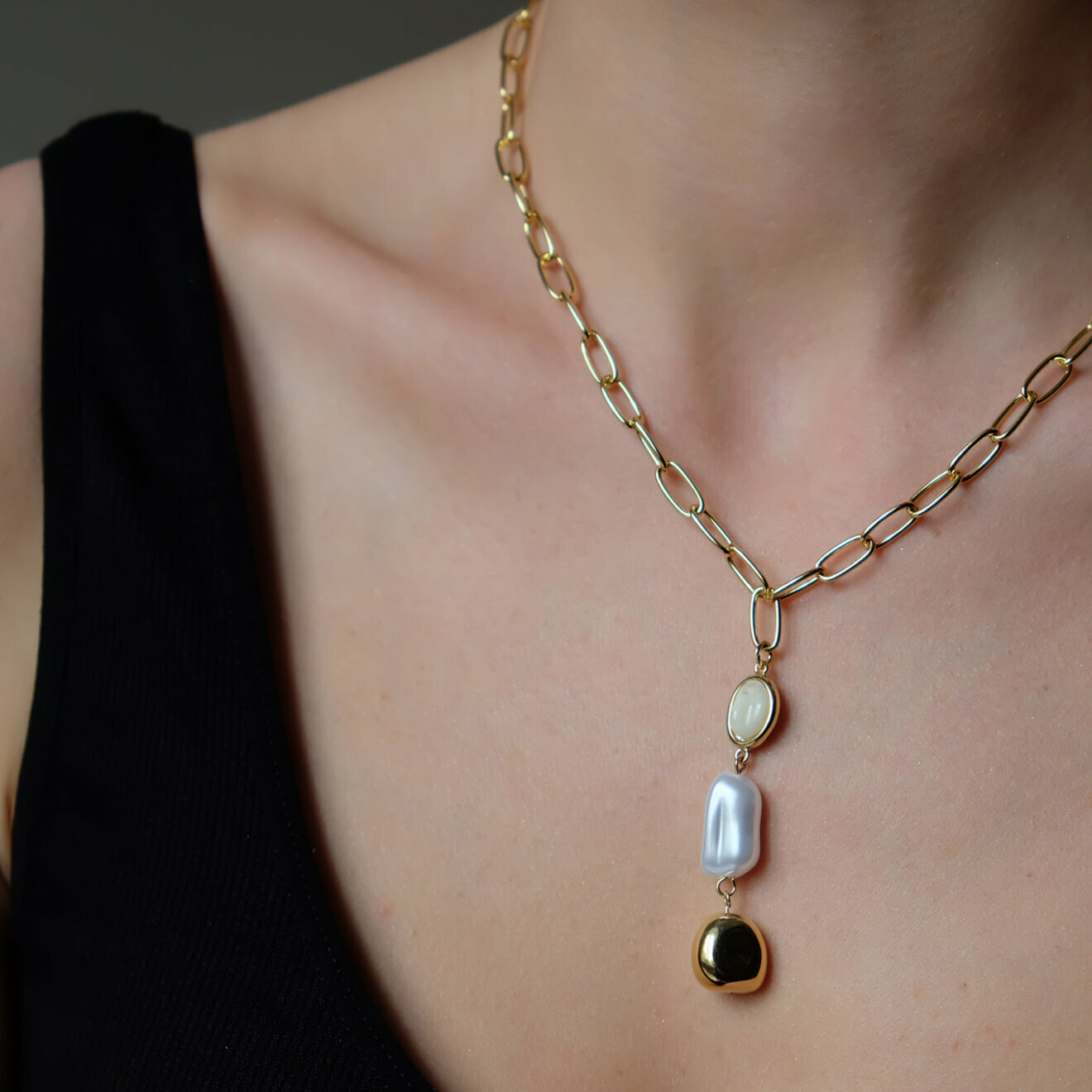 chain necklace with pearls and beige insert