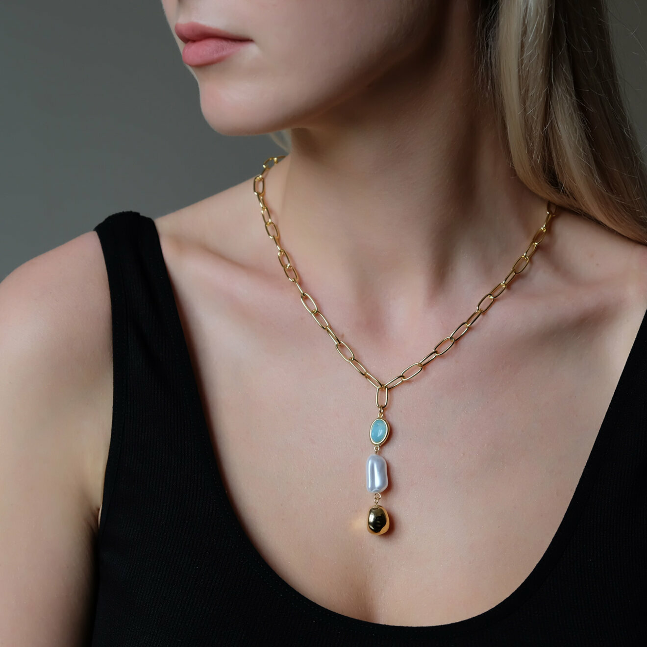 necklace-chain with pearls and blue insert