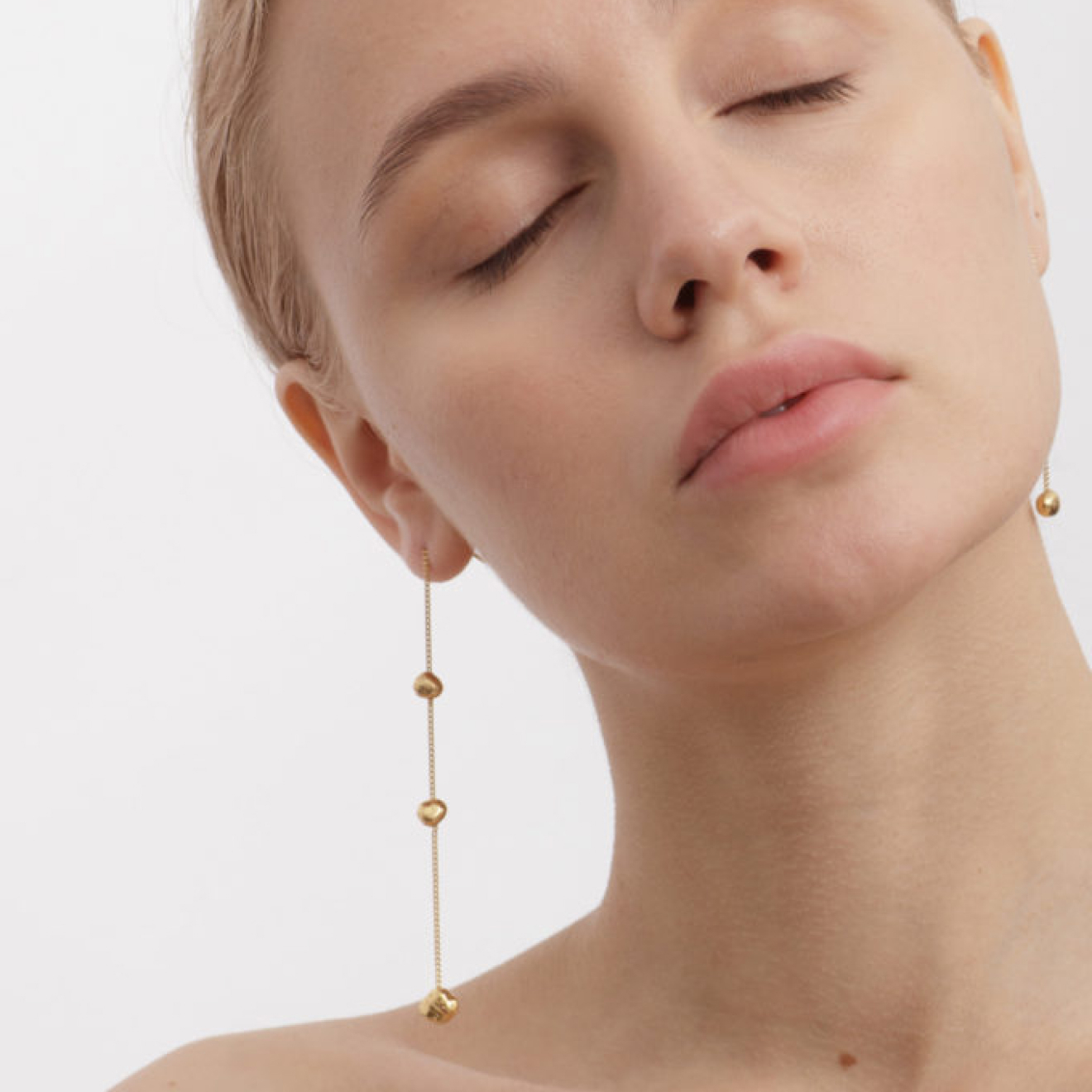 Gold-plated asymmetric earrings with balls