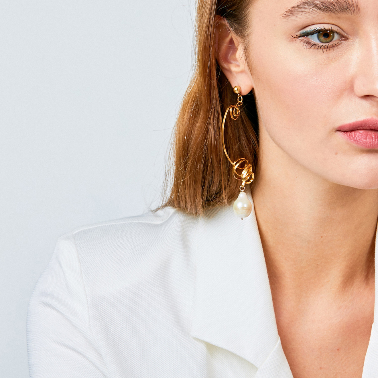 Позолоченная моносерьга с двумя завитками и барочным жемчугом