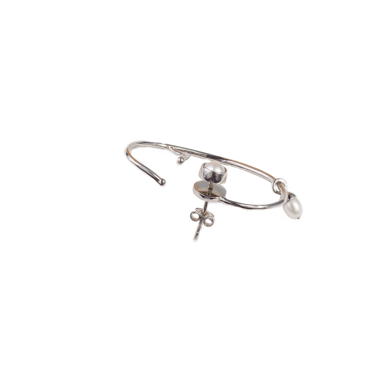 Cuff on the left ear made of silver with pearls