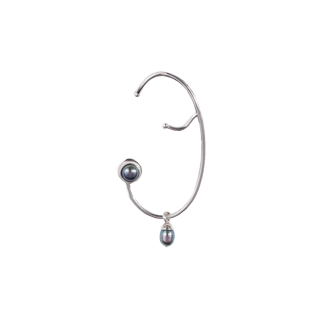 Cuff on the left ear made of silver with black pearls