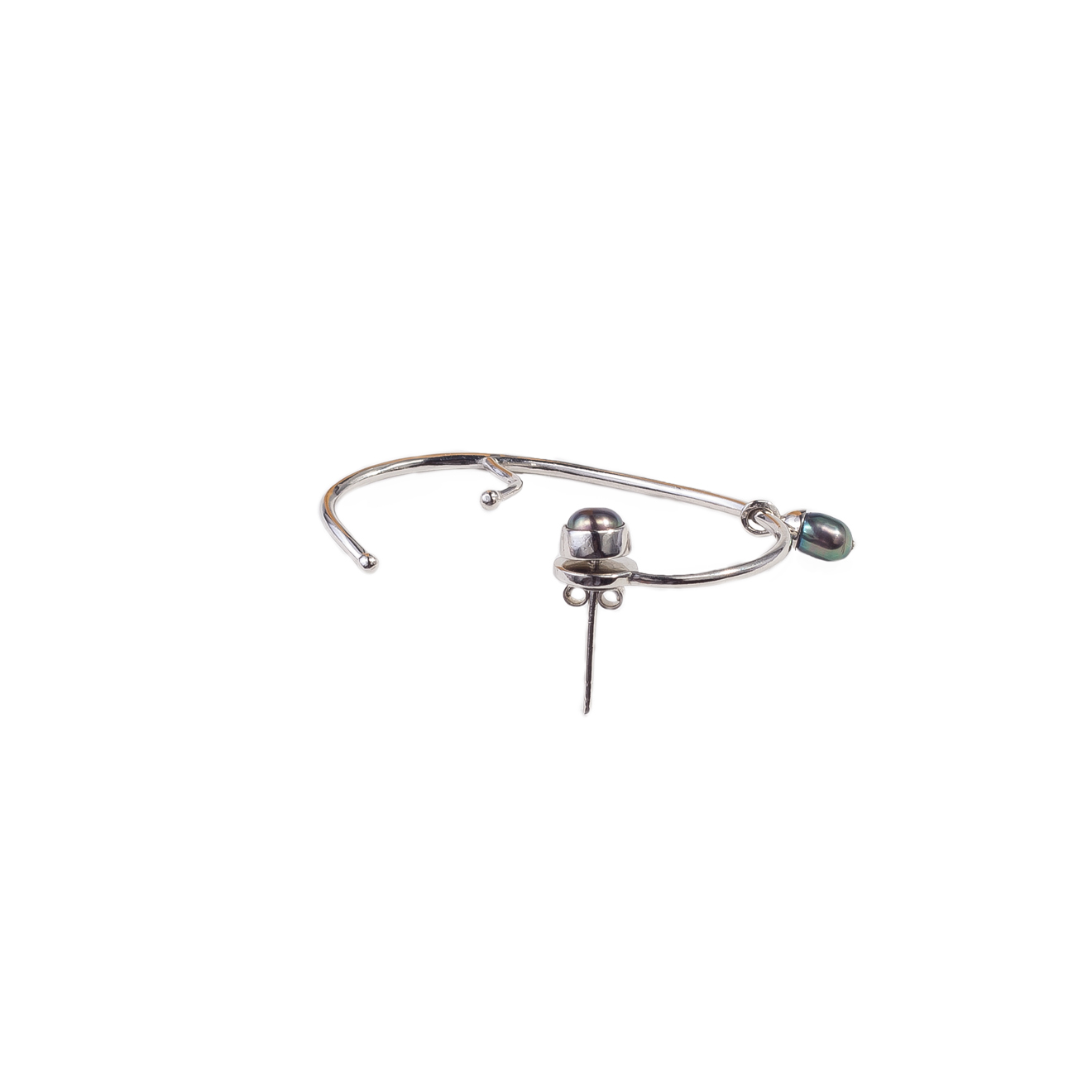 Cuff on the left ear made of silver with black pearls