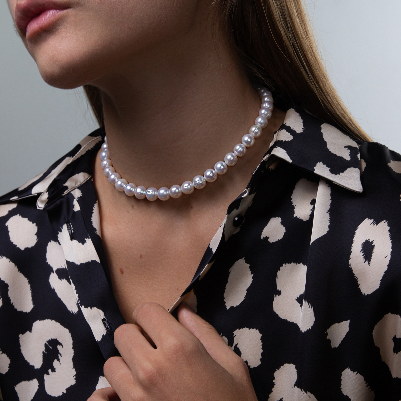 Choker made of large white pearls