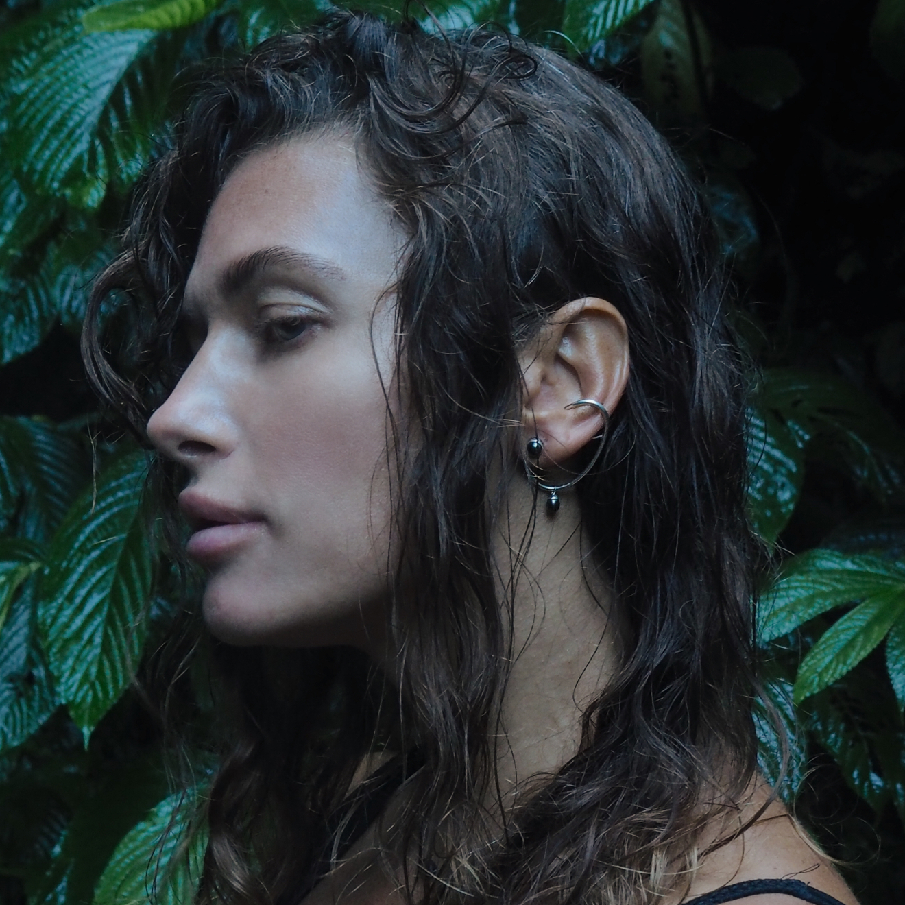 Cuff on the left ear made of silver with black pearls