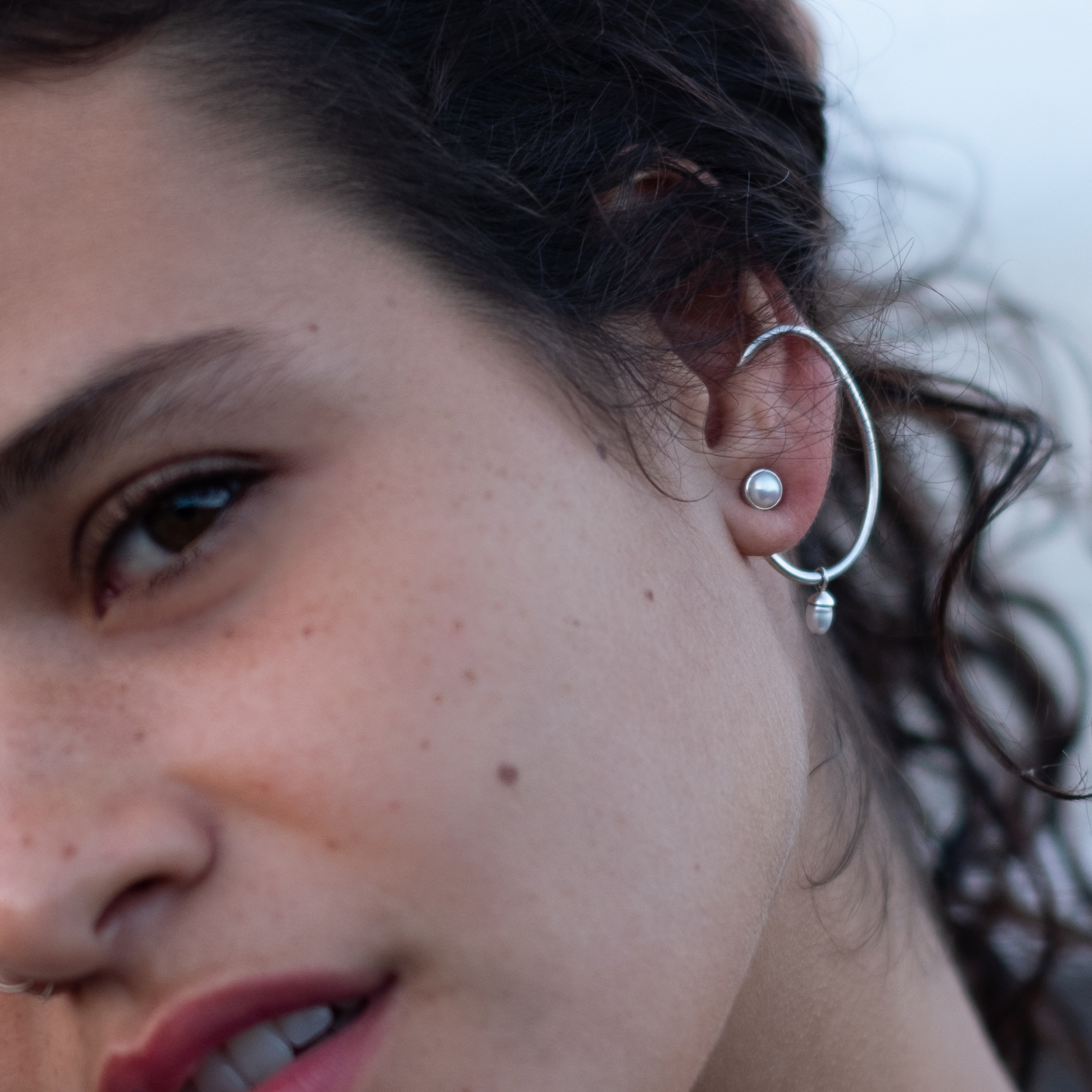 Cuff on the left ear made of silver with pearls
