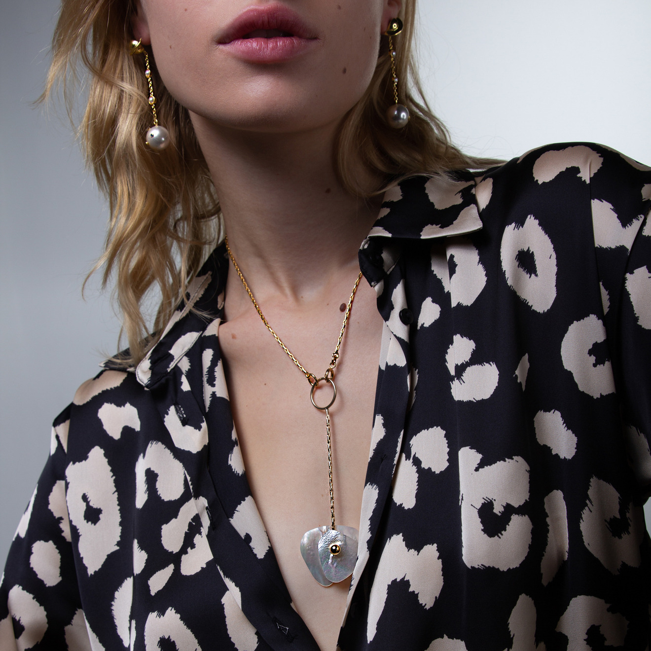 Gold-plated necklace-tie with mother-of-pearl
