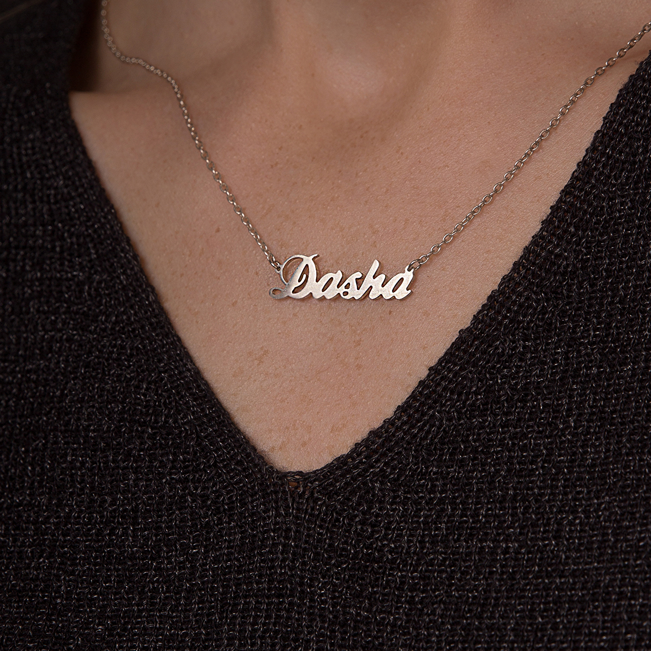 Именная подвеска на цепочке из серебра Dasha