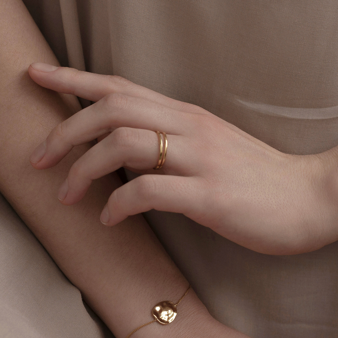 Gold-plated silver bracelet with a crumpled Legacy detail