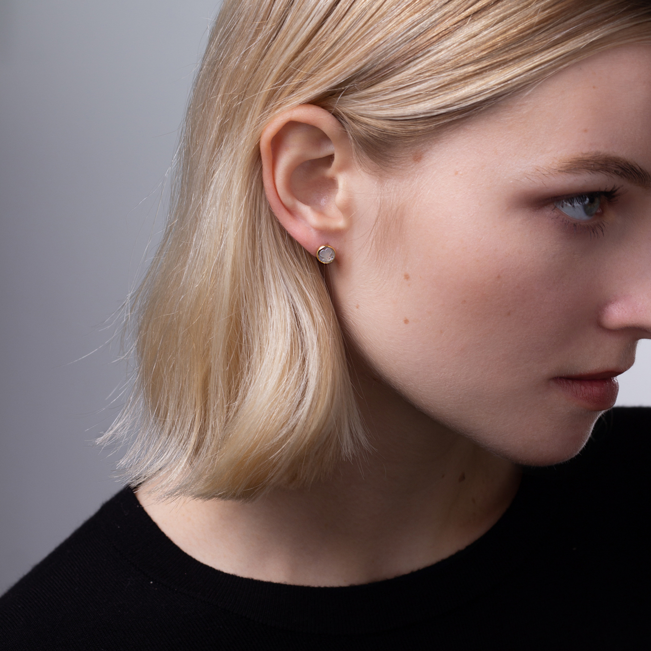 Camee earrings in yellow gold with mother of pearl