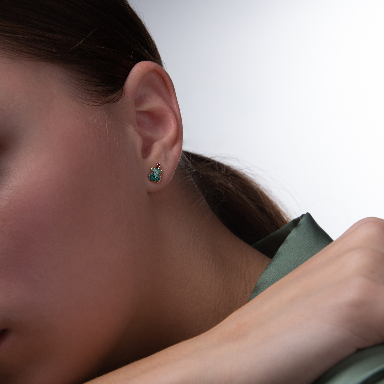 Color earrings made of gold with amazonite and ruby