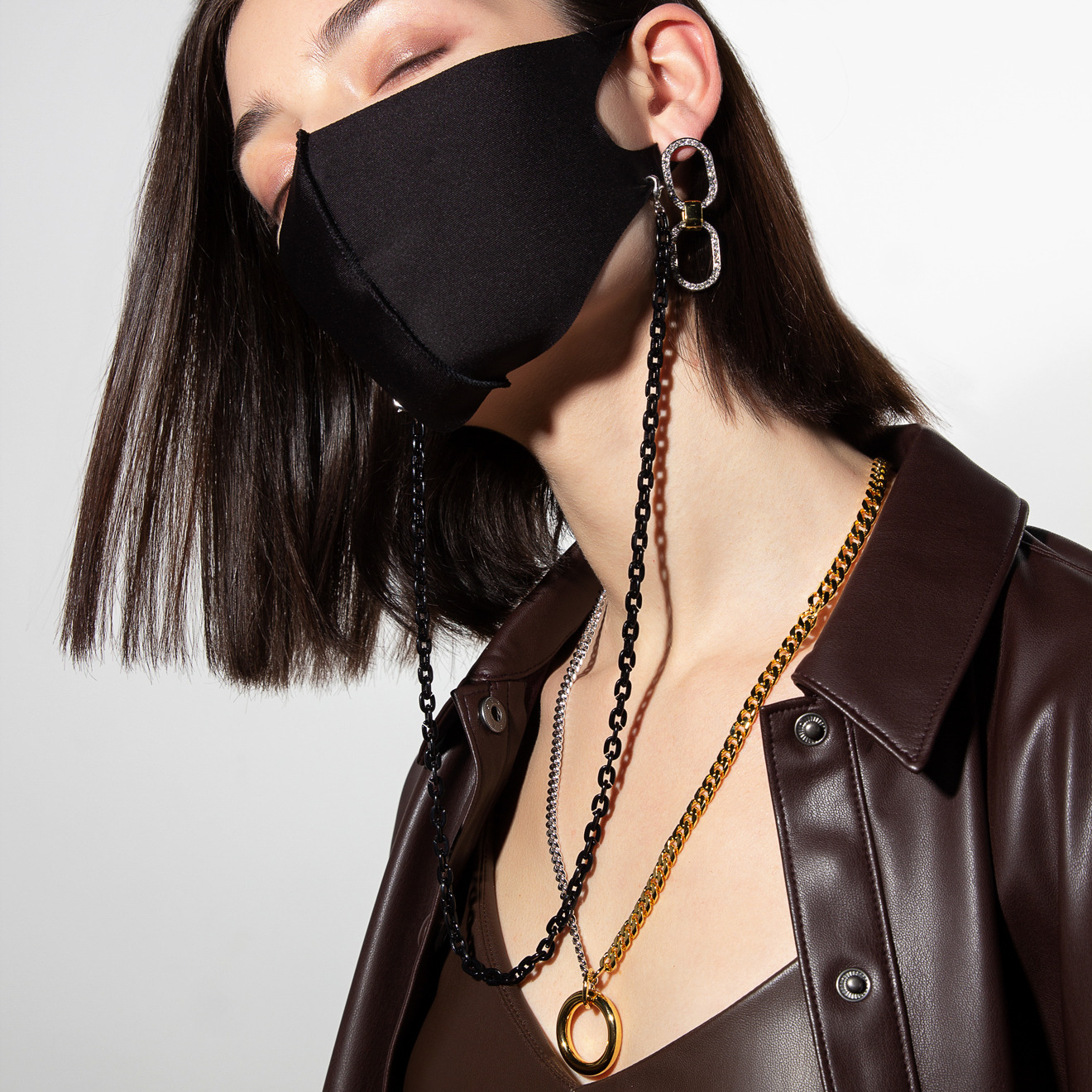 Black chain for a mask of links