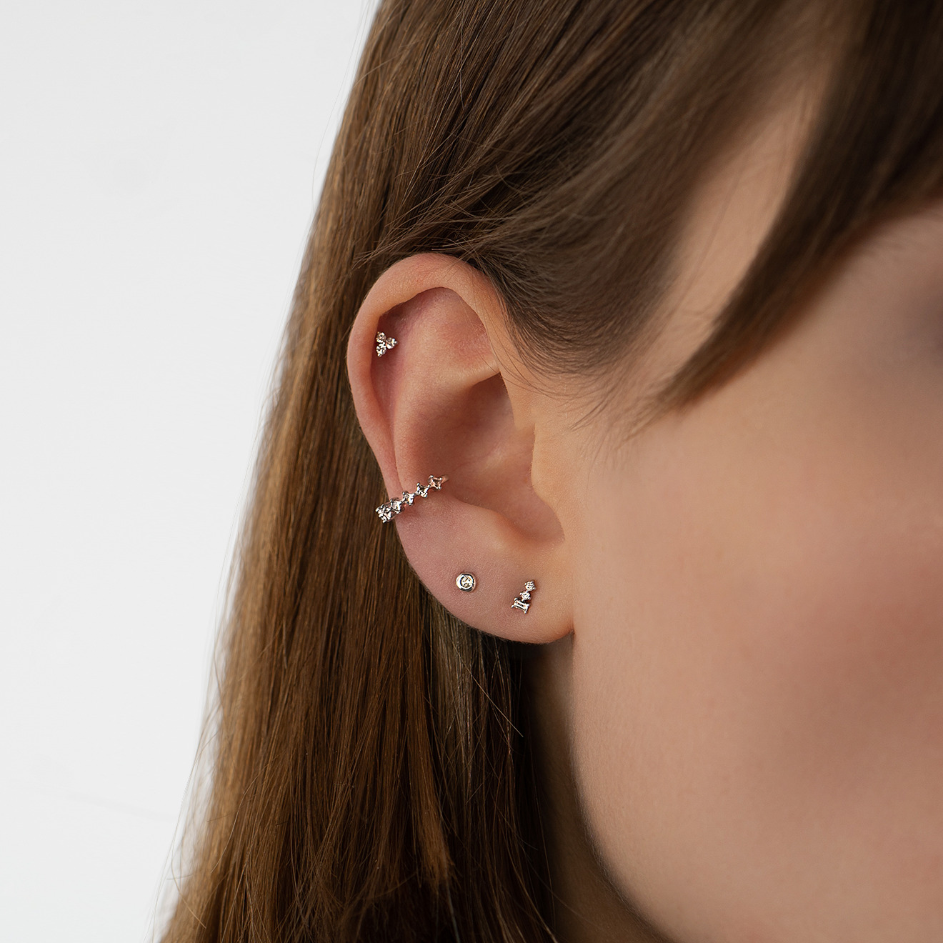 White gold pussets with white sapphires