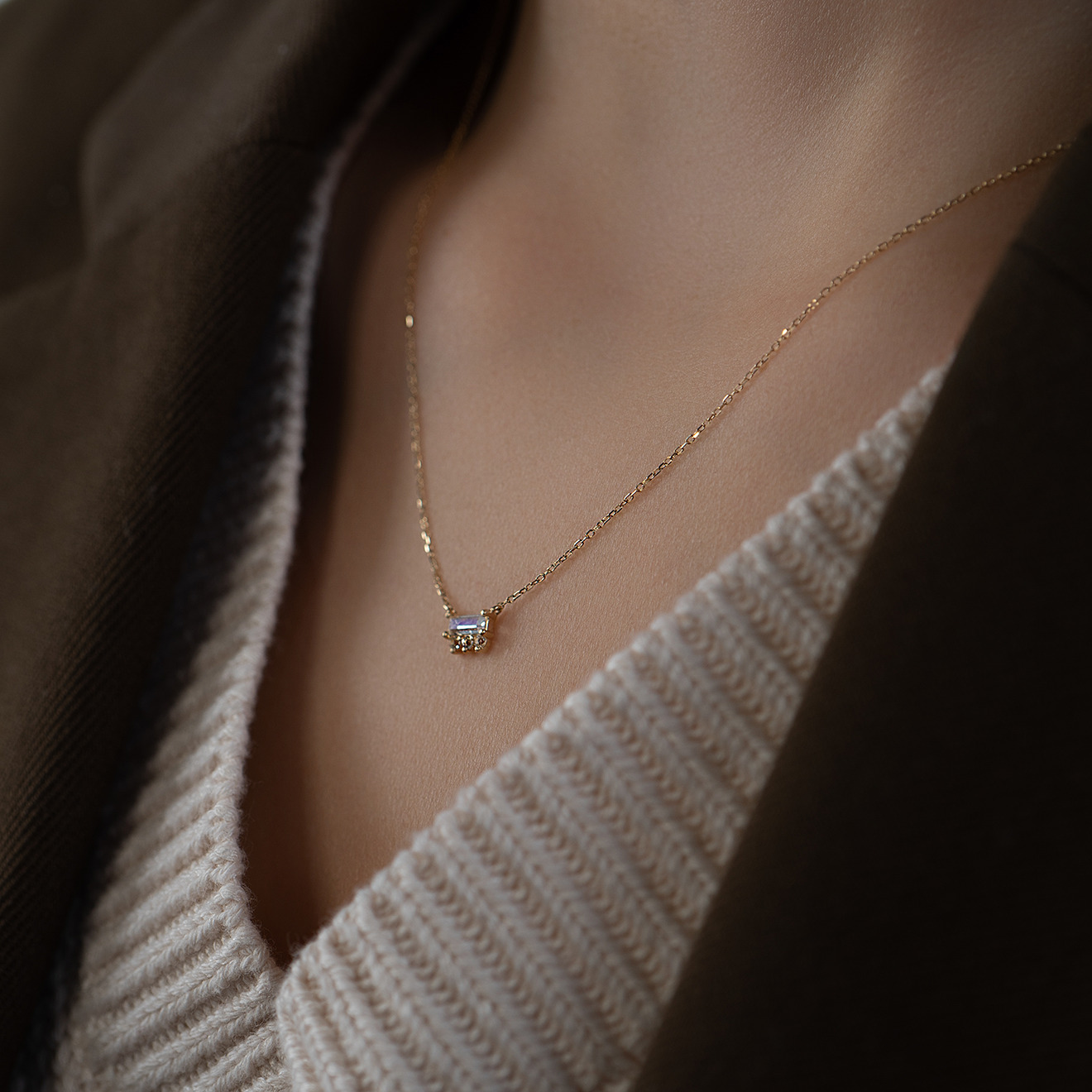 Gold pendant with white topaz and moonstone
