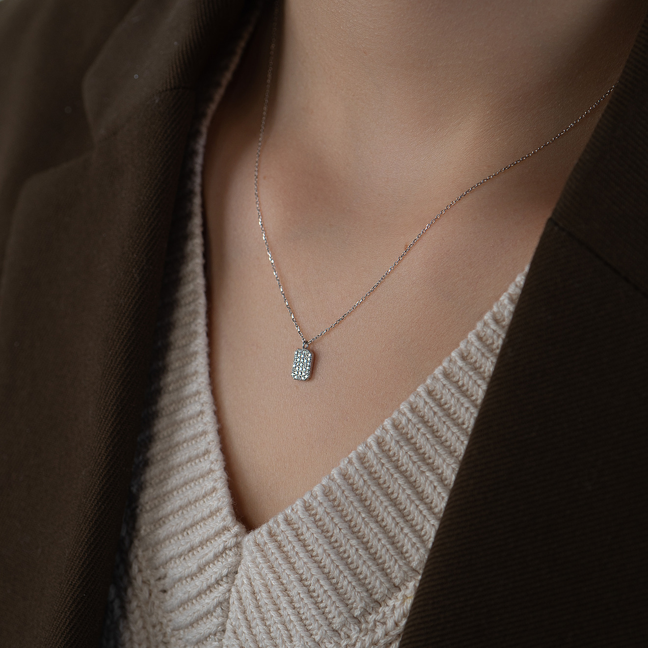 White gold pendant with diamonds