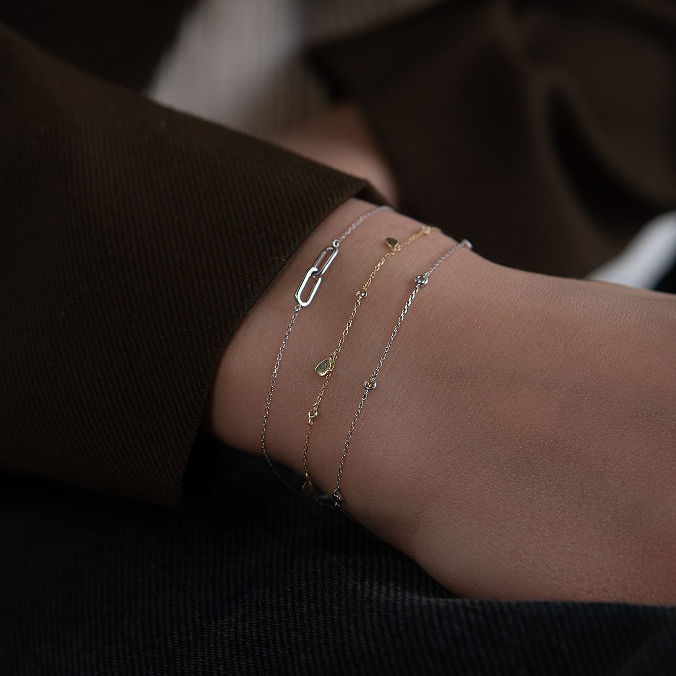 Gold chain bracelet with topaz