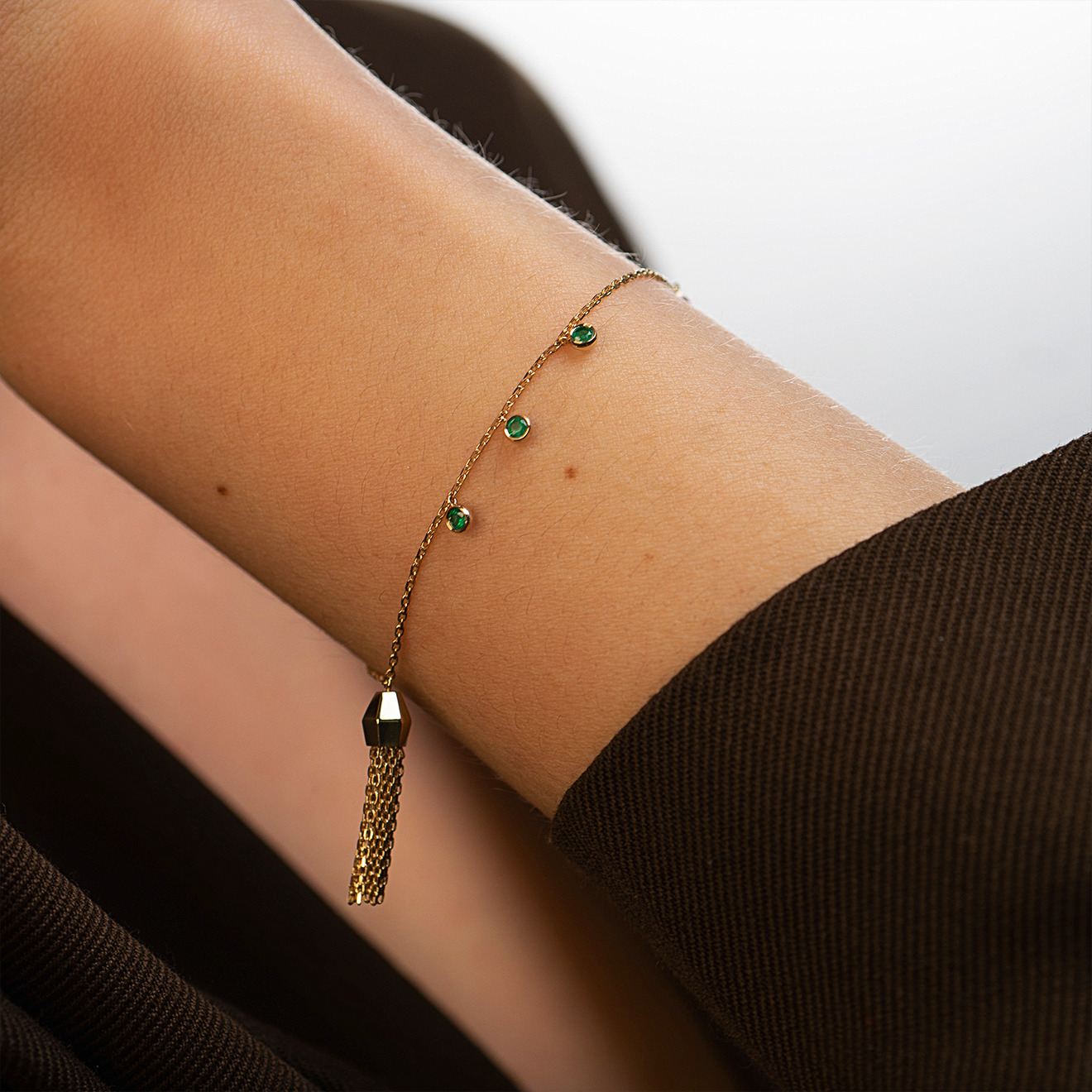 Браслет из золота с изумрудами и подвеской-кистью Tasselly emeralds