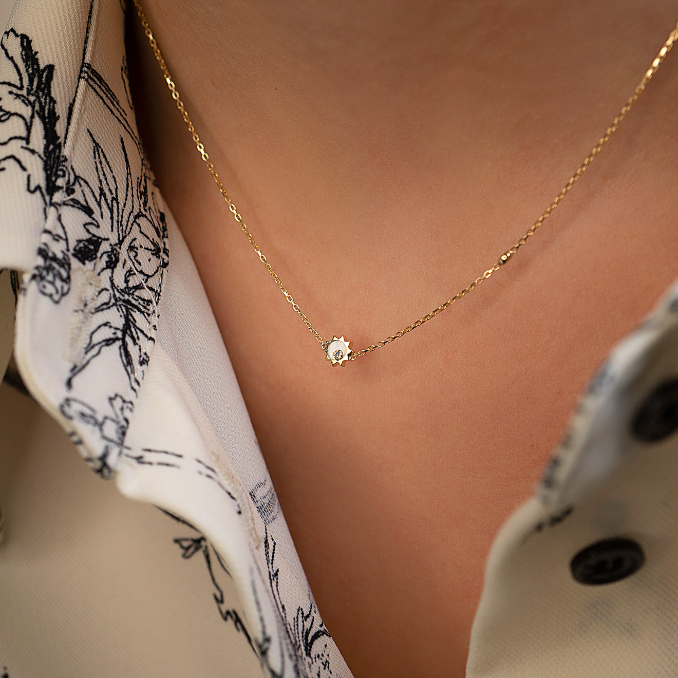 Necklace made of gold with diamonds Astro White star
