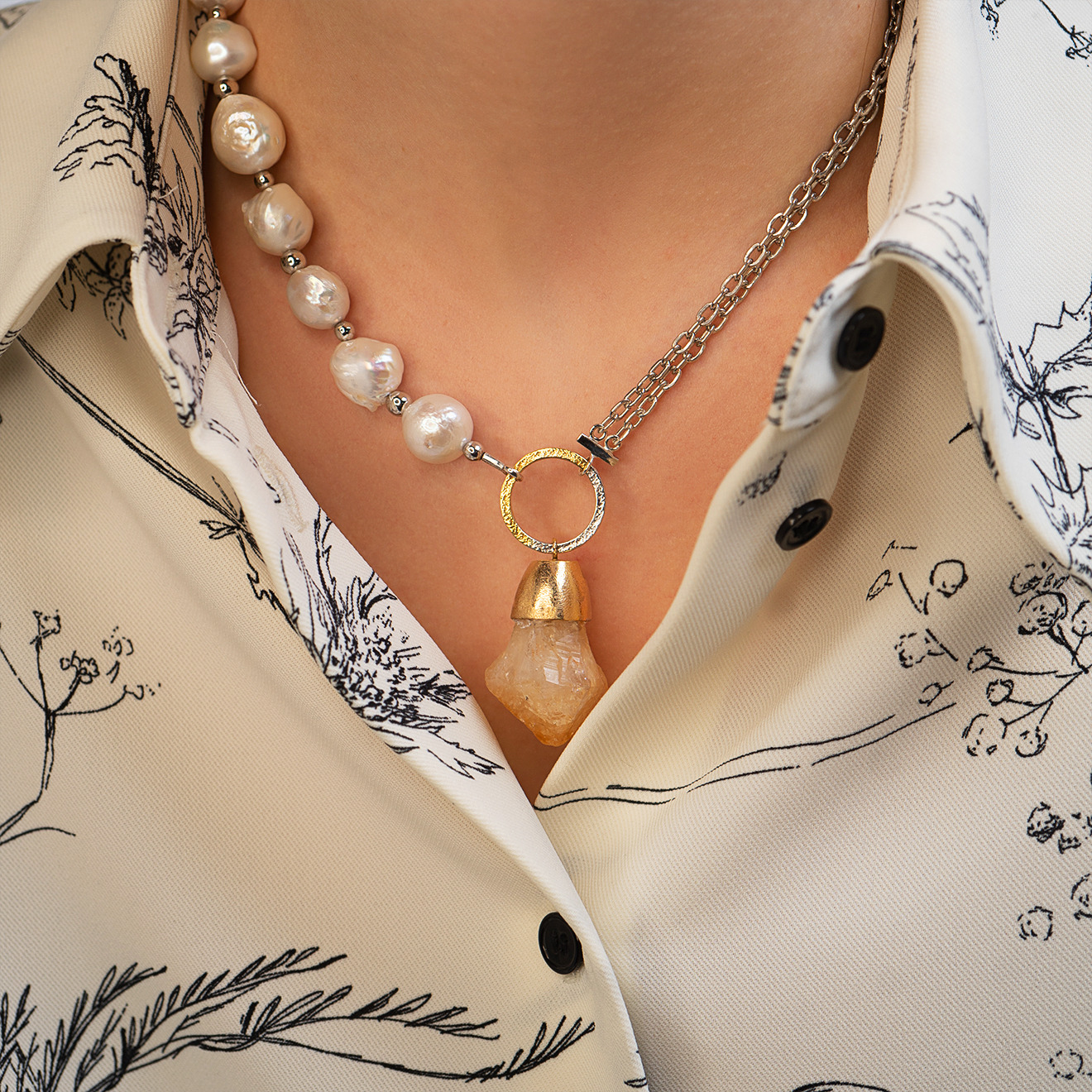 Necklace made of silver with a string of baroque pearls and citrine