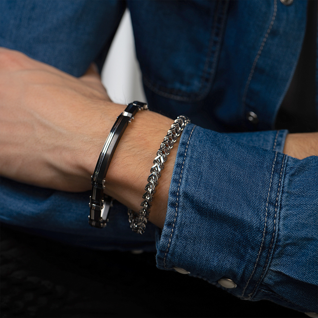 Steel chain bracelet with herringbone links