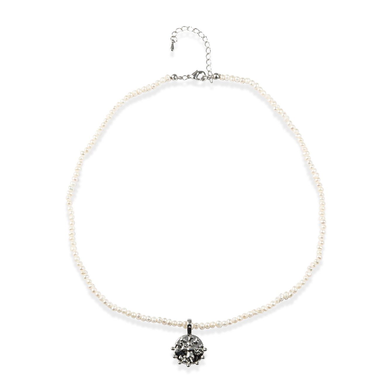 Pearl necklace with silver medallion
