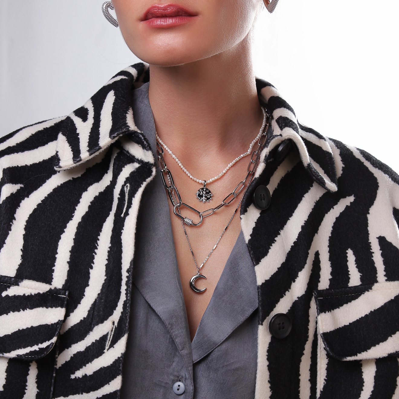 Pearl necklace with silver medallion