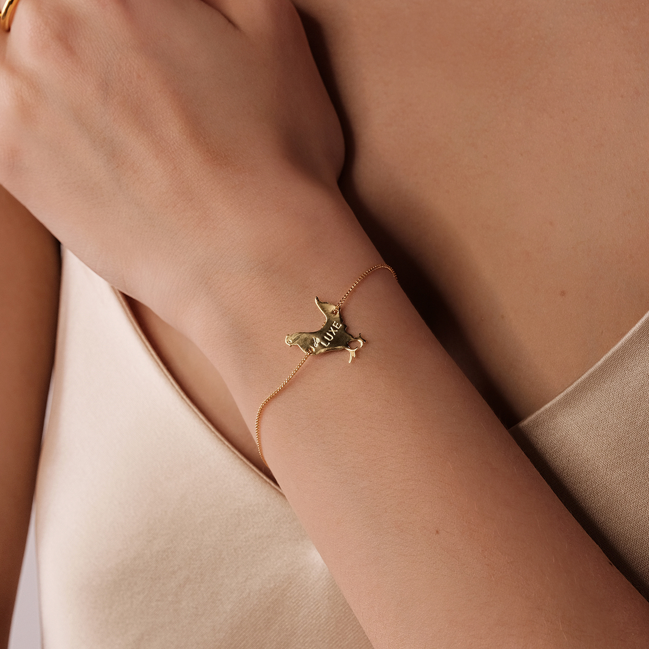 Gold bracelet with a Luxe chicken