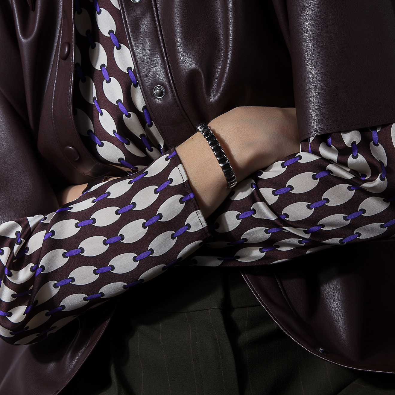 Unclosed bracelet with relief
