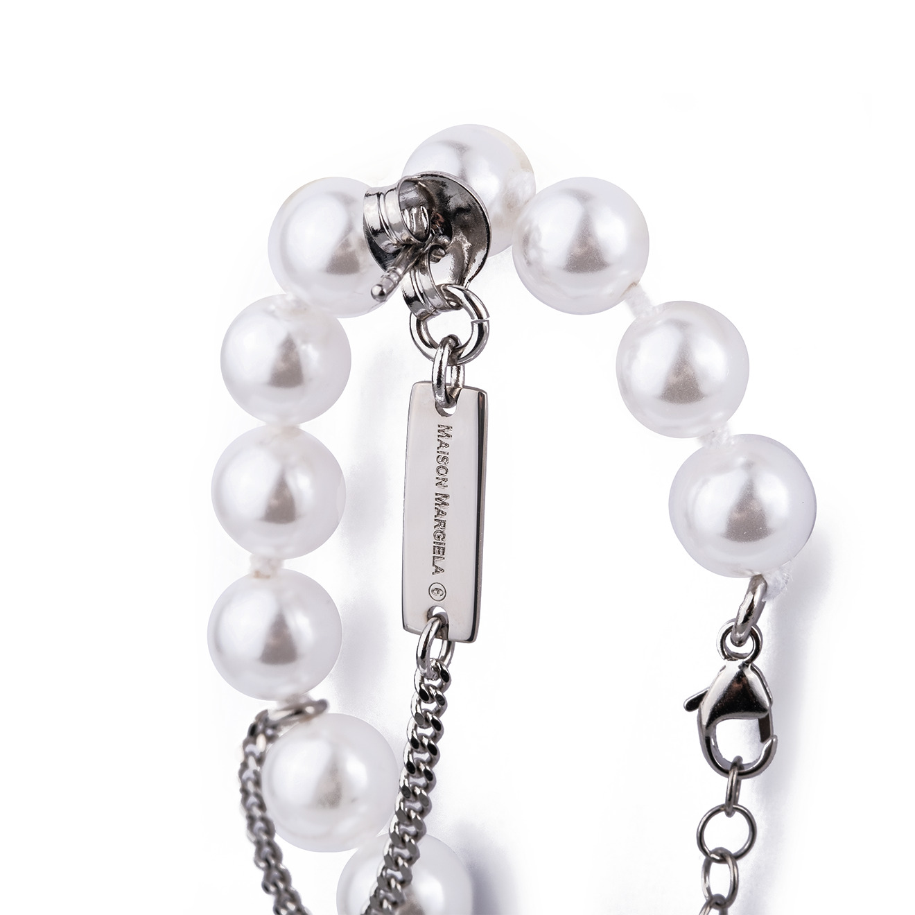 Asymmetric earrings with artificial pearls