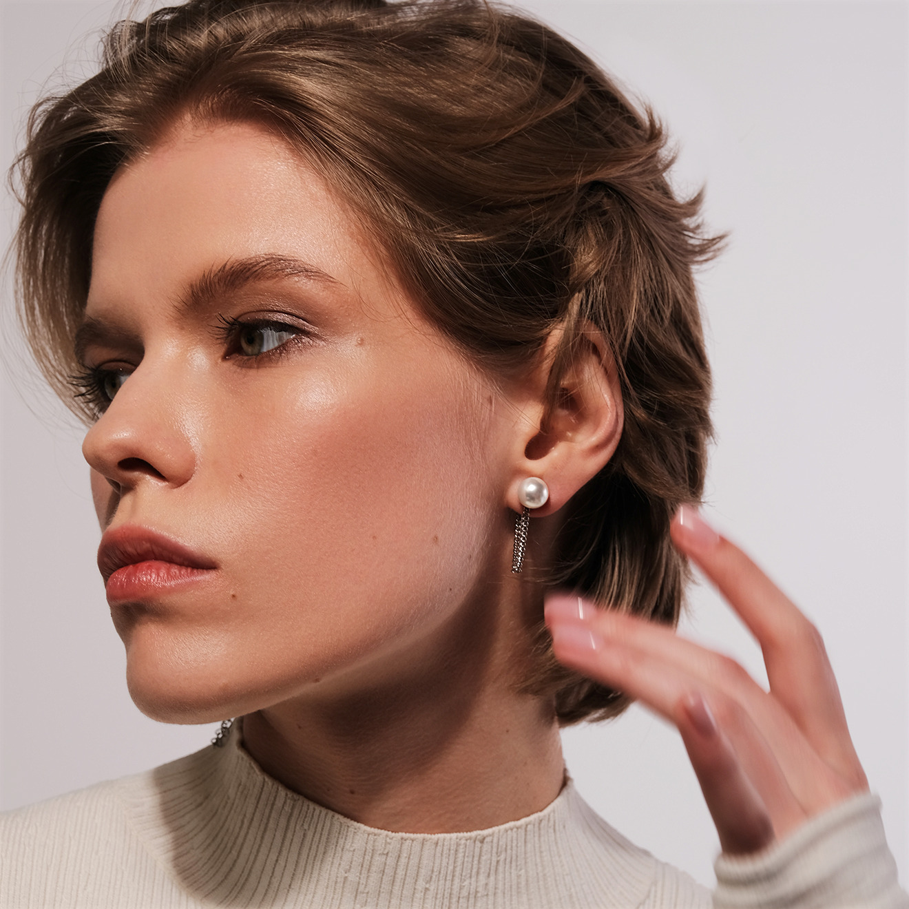 Asymmetric earrings with artificial pearls