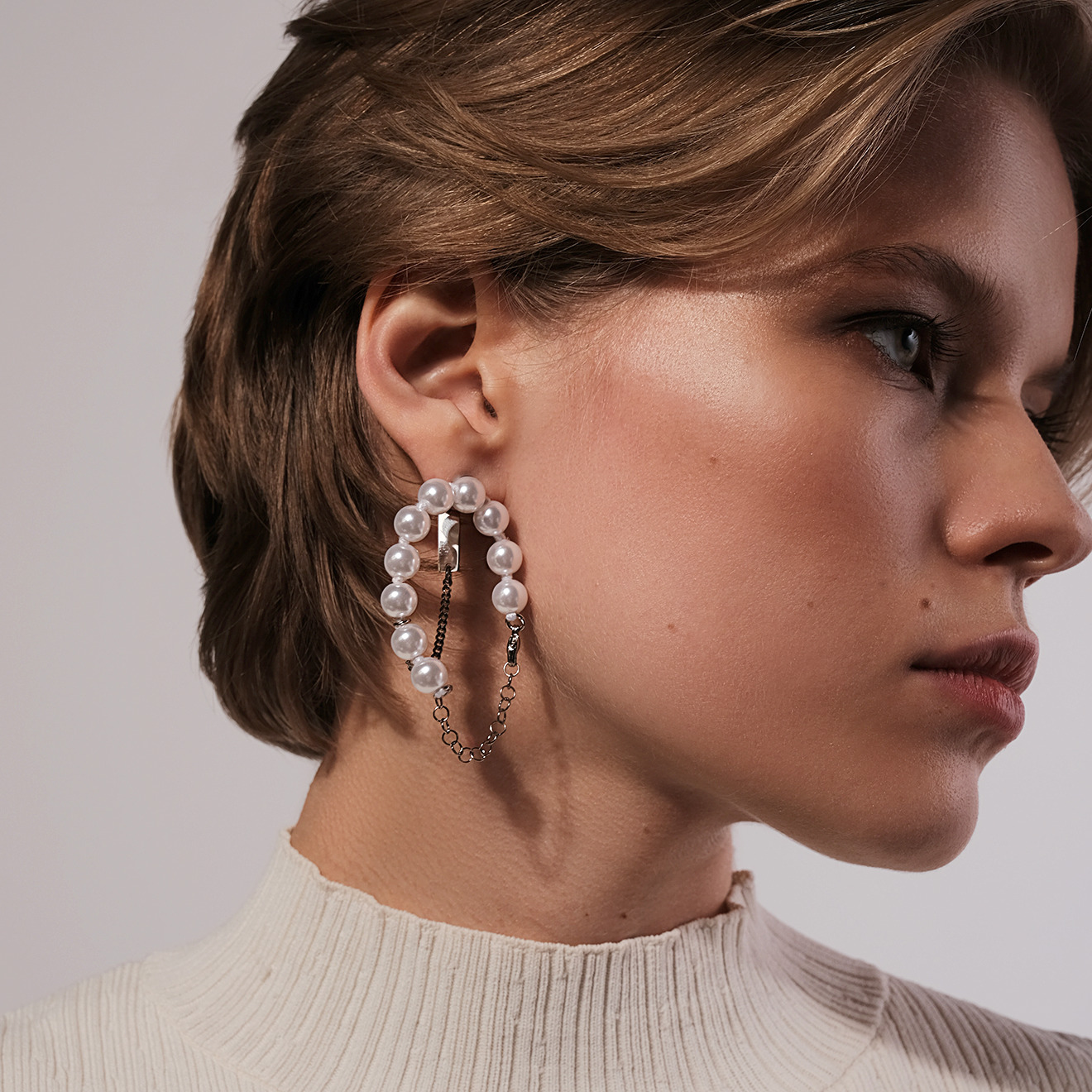 Asymmetric earrings with artificial pearls