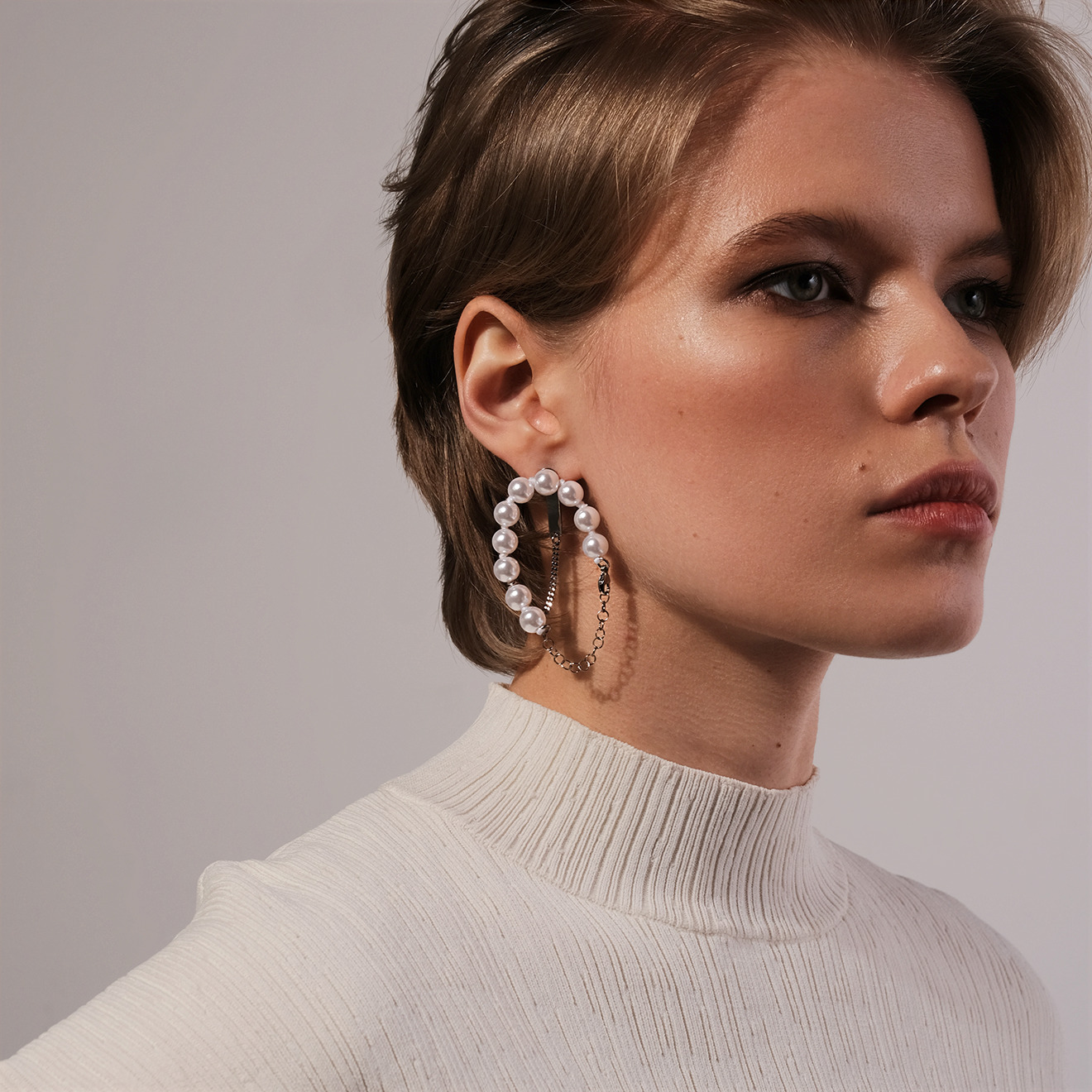 Asymmetric earrings with artificial pearls