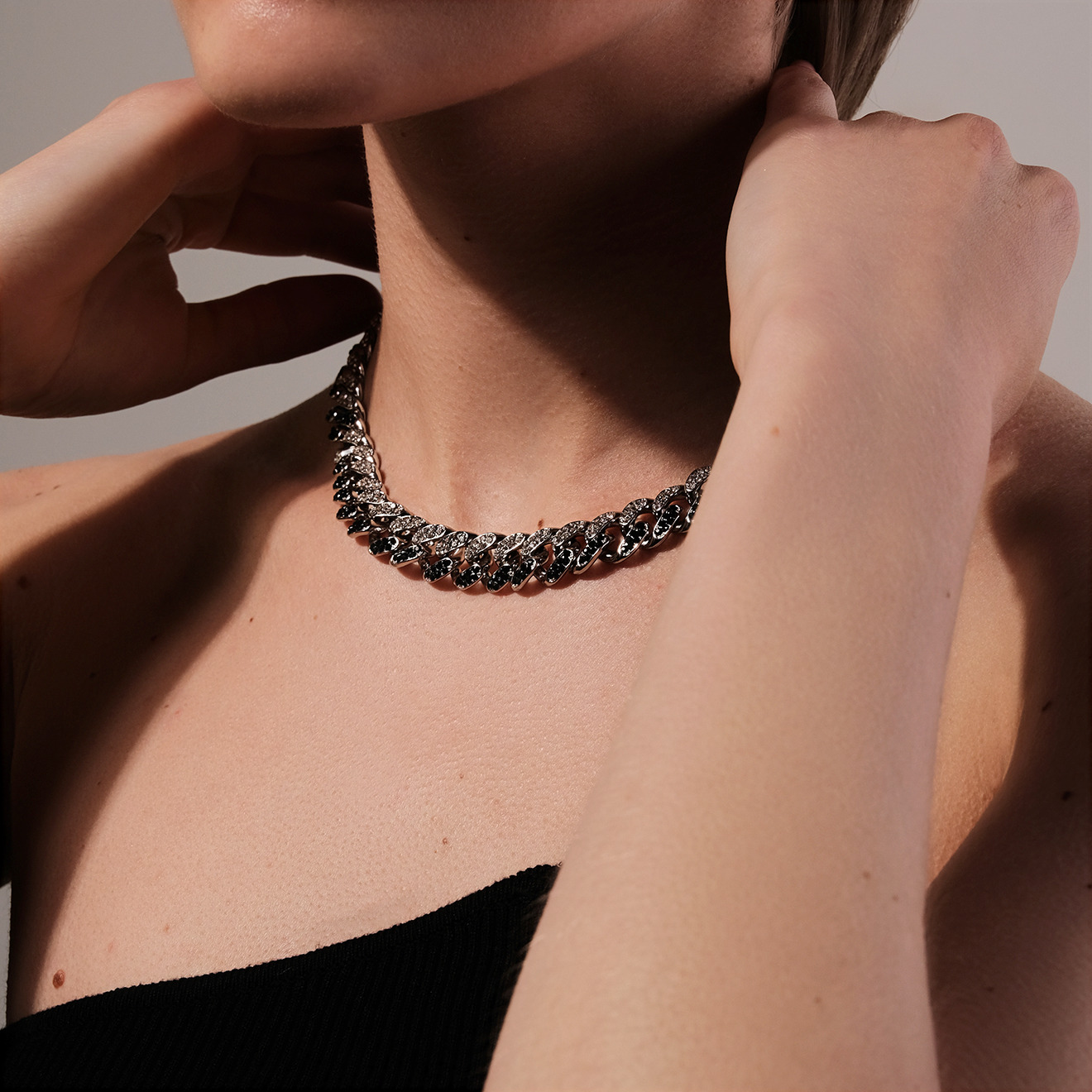 chain necklace with black crystals