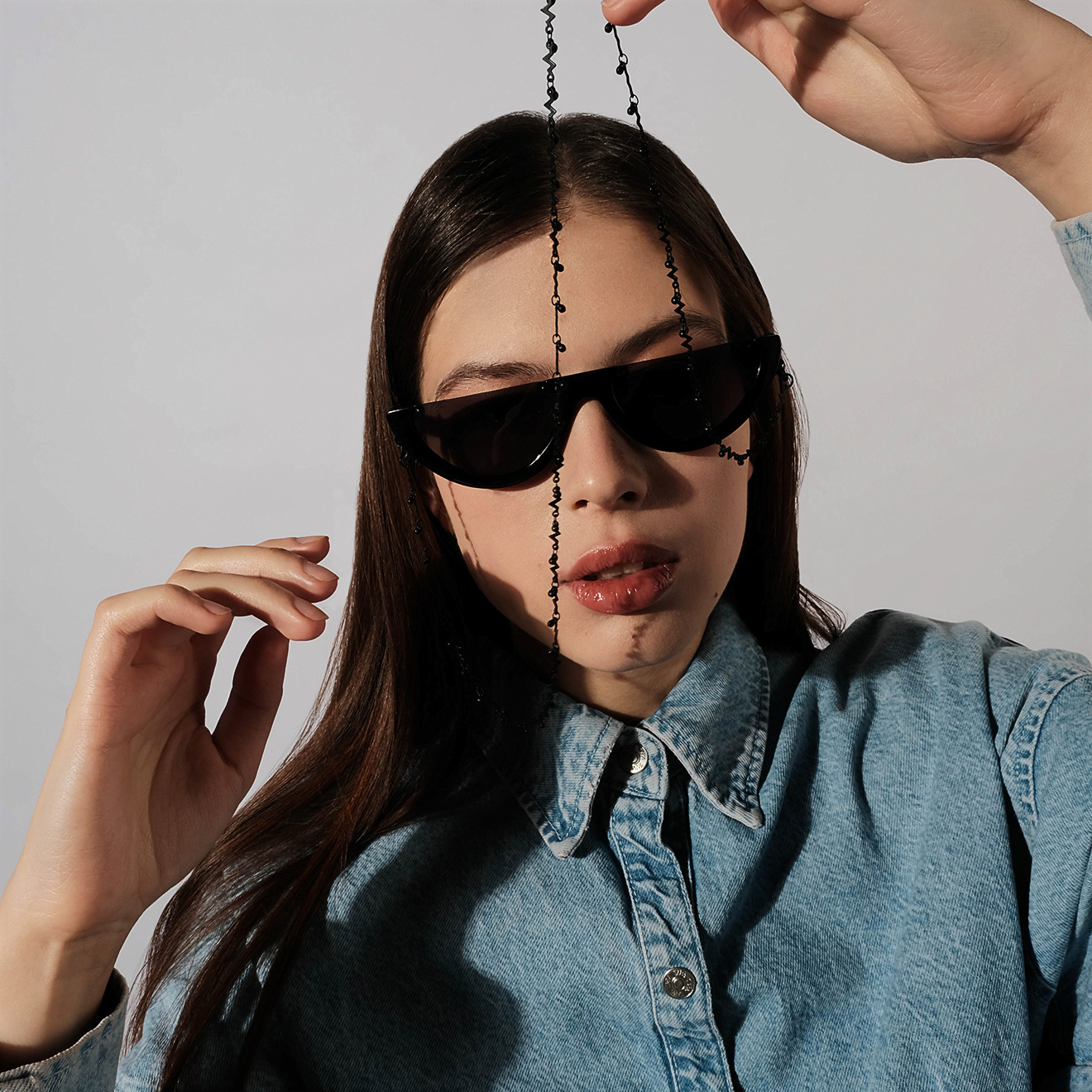 Black chain for glasses with zigzags