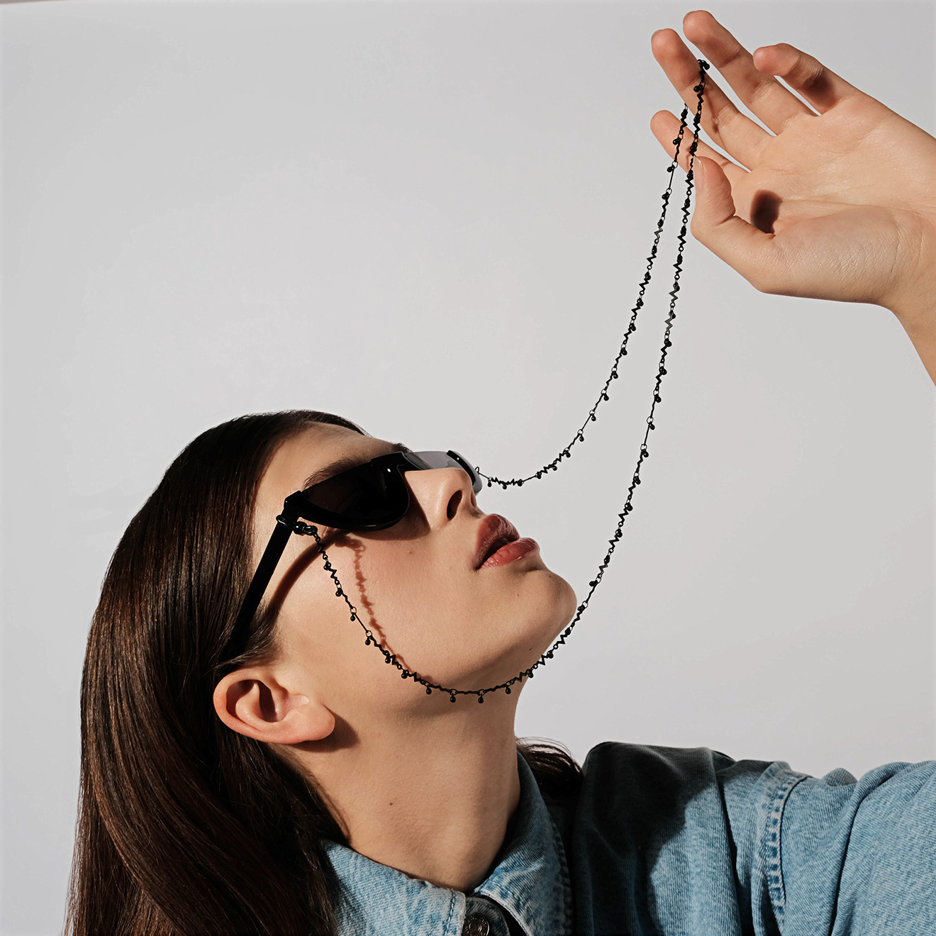 Black chain for glasses with zigzags