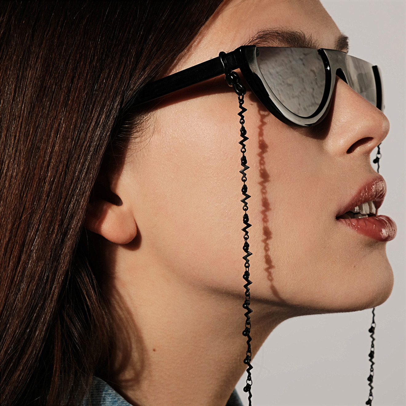 Black chain for glasses with zigzags
