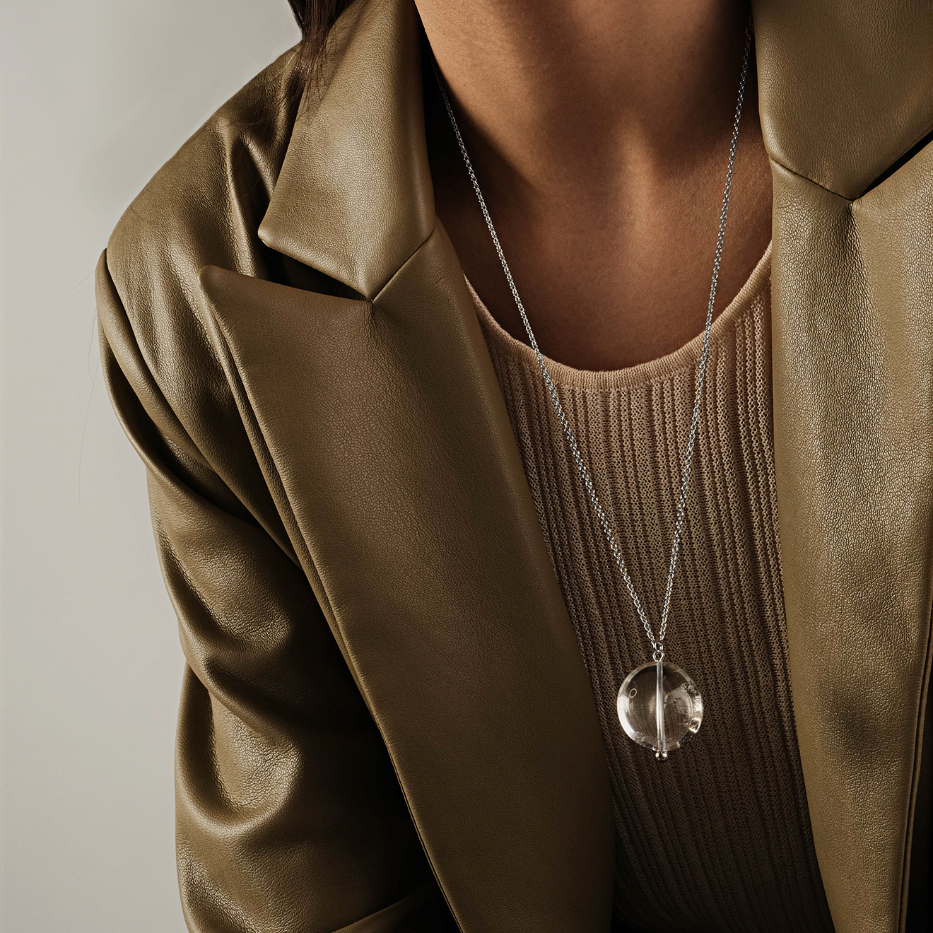 Necklace with quartz