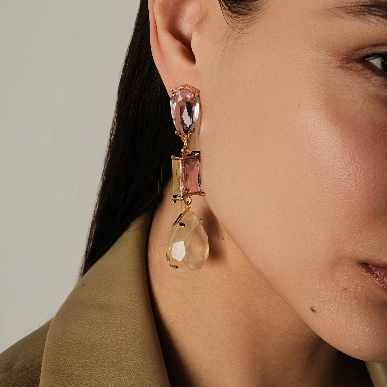 Earrings with drop pendants with crystals