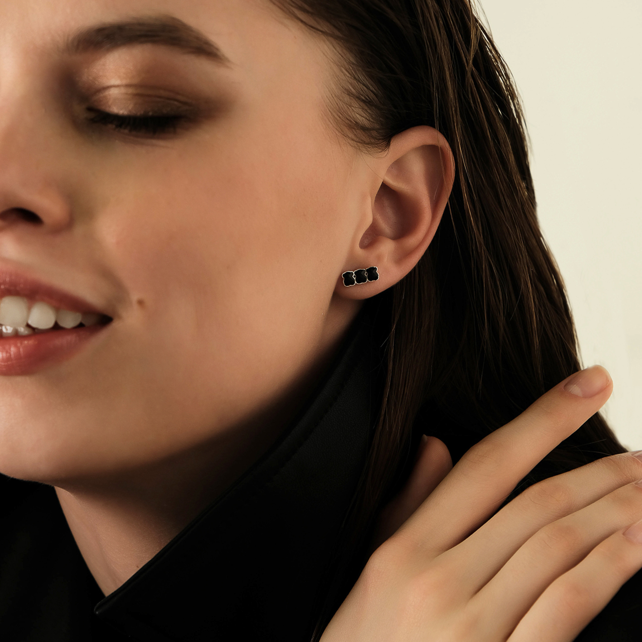 Mini Onix earrings in silver with 3 onyx bears