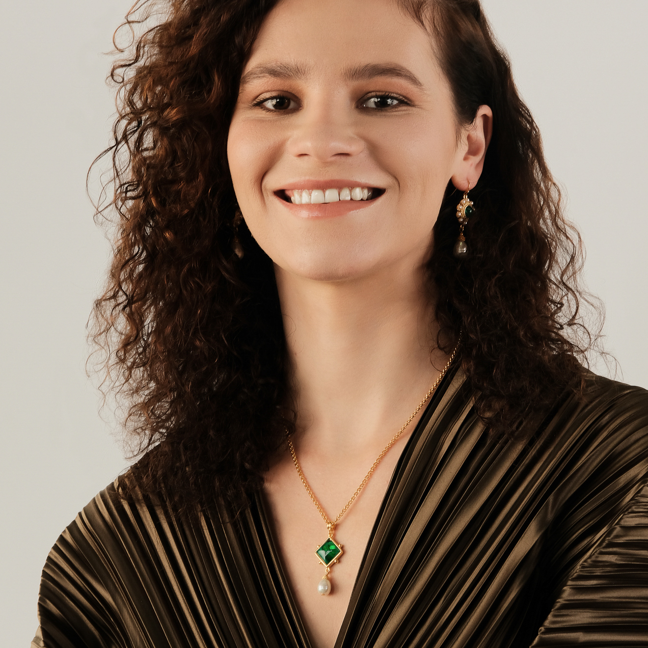 Gold-plated Octavia earrings with Czech glass insert and pearl pendant