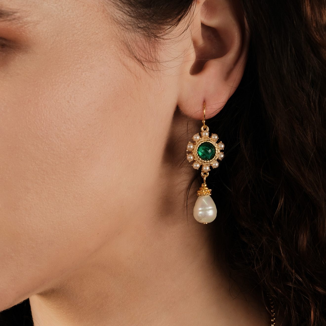 Gold-plated Octavia earrings with Czech glass insert and pearl pendant