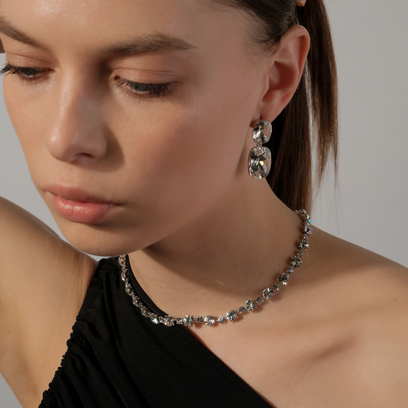 Silver-plated choker with white crystals